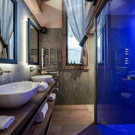 Sanctuary Cozy Chalet Steps From The Slopes Solden